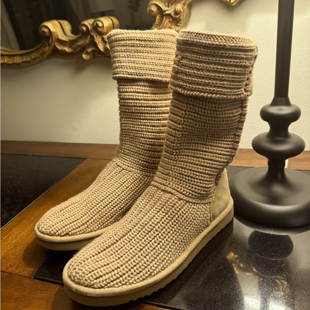 UGG Womens Classic Crochet Light Brown/Tan size 7